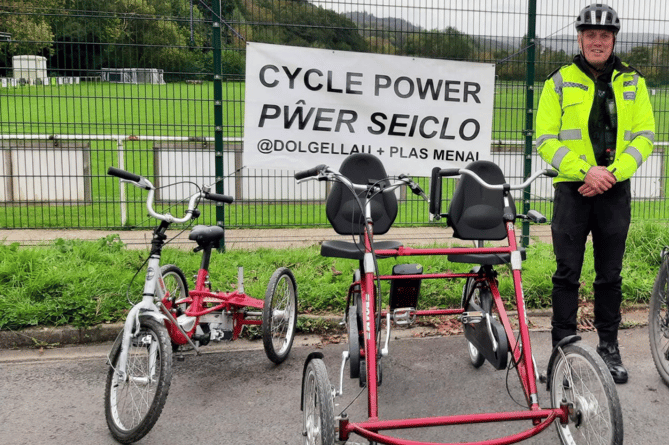 Sgt Barlow from North Wales Police visited the 'Cycle Power' group in Dolgellau. Photo: NWP Gwynedd South