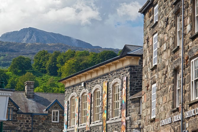 Ty Siamas and Eldon Square with Cadair Idris in background
Dolgellau
Gwynedd
Mid
Towns and Villages