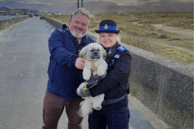 Gwynedd Council Enforcement Officer Darryl Jones and PCSO Gill met Betsy while out on patrol. Photo: NWP Gwynedd South